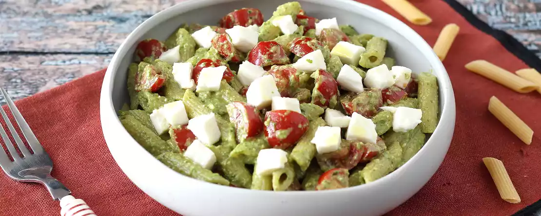 Roka pesto, çeri domates ve mozzarellalı soğuk makarna: taze ve hızlı yaz tarifi