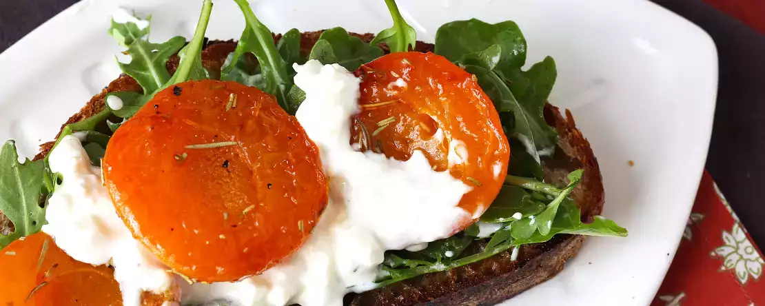 Tost üzerinde kavrulmuş kayısı, roka ve burrata