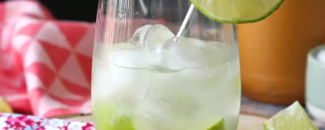 Limonlu caipirinha: kokteyl çalkalayıcı olmadan yapımı kolay brezilya içeceği