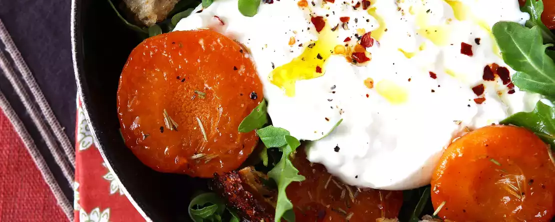 Kavrulmuş kayısı, roka ve burrata salatası