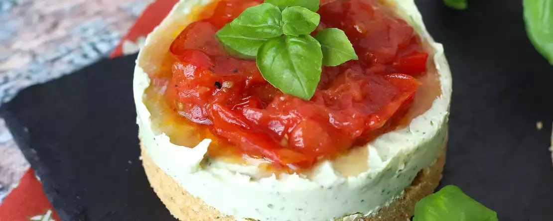Fesleğen ve çeri domatesli tek porsiyonluk tuzlu cheesecake: büfeler ve aperatifler için lezzetli bir fikir