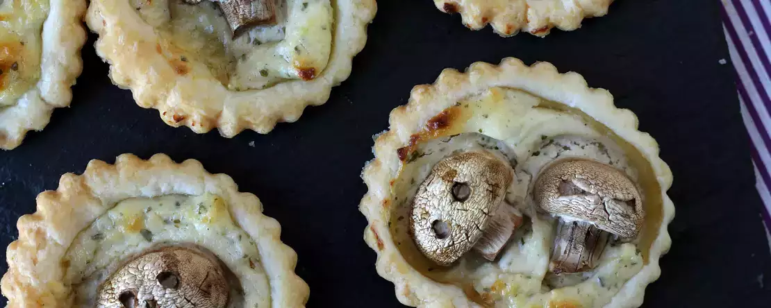 Mantarlı, sarımsaklı ve otlu peynirli cadılar bayramı tartları