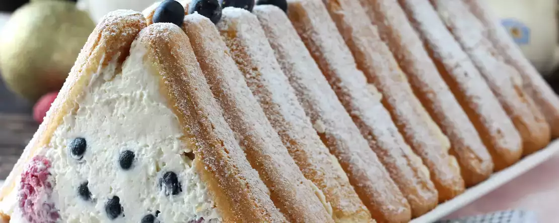 Bu kırmızı meyve kütüğünü yapmak için kalıba ihtiyacınız yok!