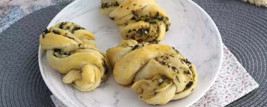 Pestolu örgülü ekmek ruloları