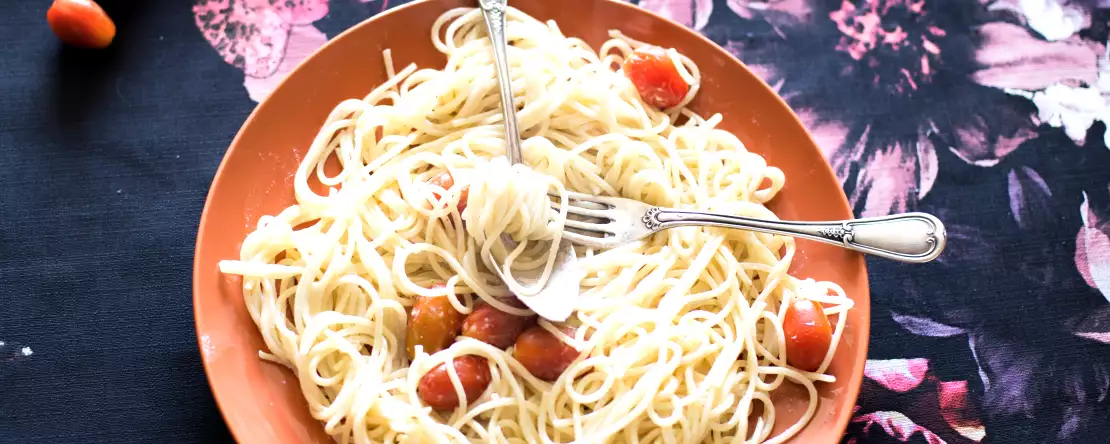 Parmesan soslu ve çeri domatesli makarna