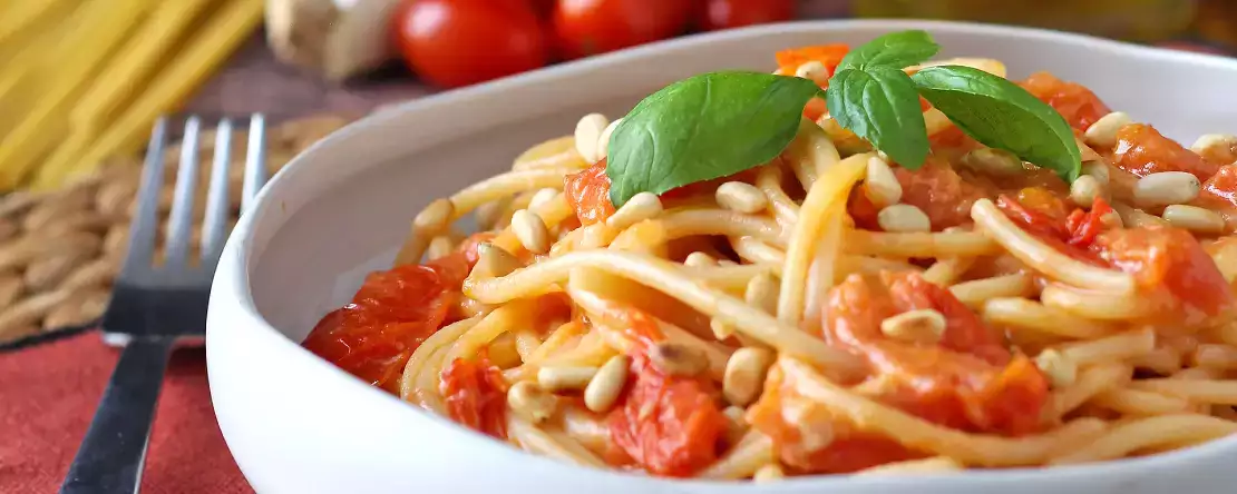 Çeri domatesli ve çam fıstıklı spagetti: kremsi ve hoş kokulu bir tarif
