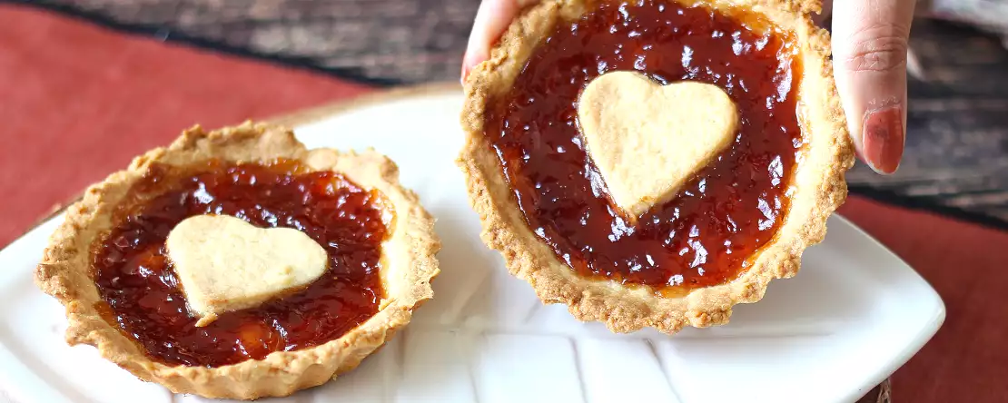 Çilek reçelli sevgililer günü tartları: romantik ev yapımı ikramlar