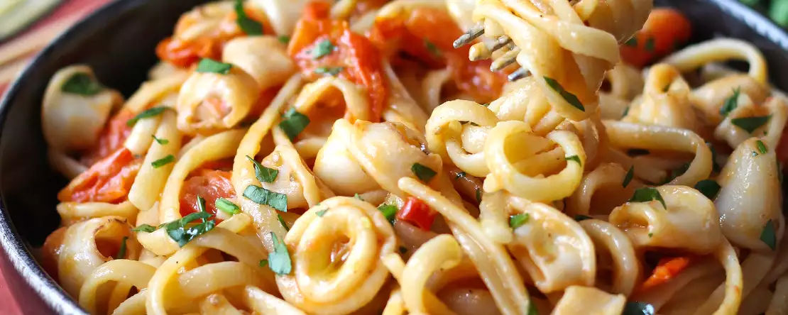 Dondurulmuş kalamar ve çeri domatesli makarna: basit ve lezzetli tarif