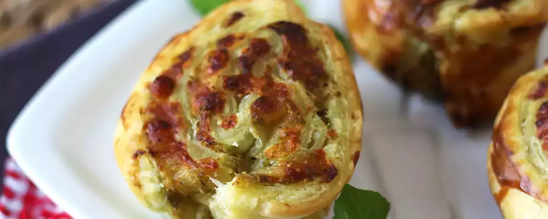 Mozzarellalı pestolu puf börekler fritözde 15 dakikada hazır!