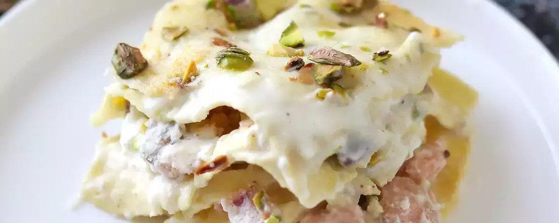 Burrata ve kremalı, çıtır antep fıstıklı somon lazanya