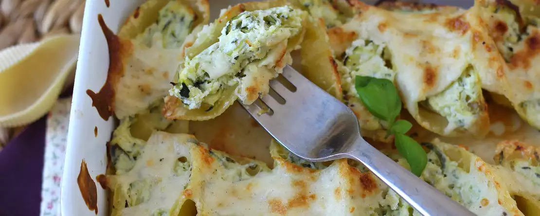 Ricotta, kabak ve limon ile doldurulmuş conchiglioni: kremsi ve fırında graten