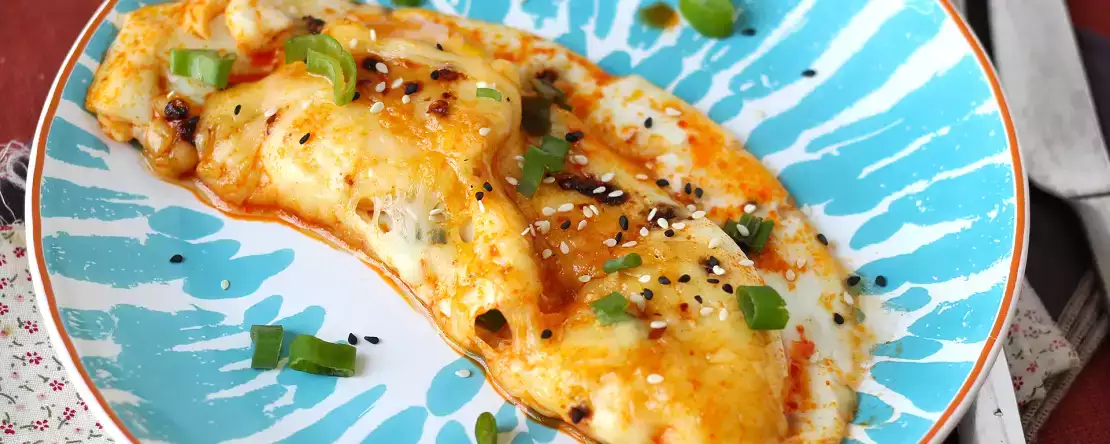 Ballı ve mozzarellalı kızarmış yumurta, tatlı, tuzlu ve baharatlı ekspres kahvaltı!