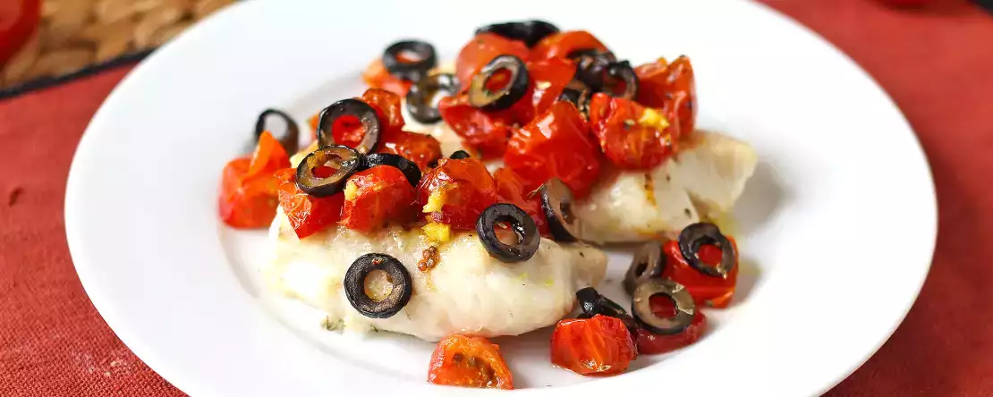 Kiraz domates, zeytin ve limon ile havada kızartılmış morina balığı: hafif ve hızlı tarif