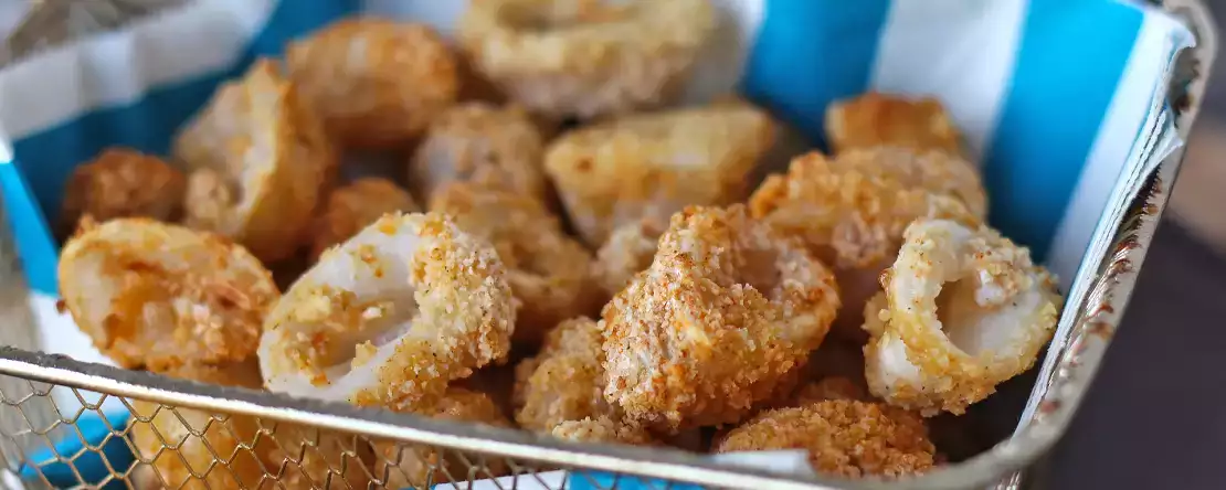 Hava fritözünde kalamar halkaları çıtır ve hafif