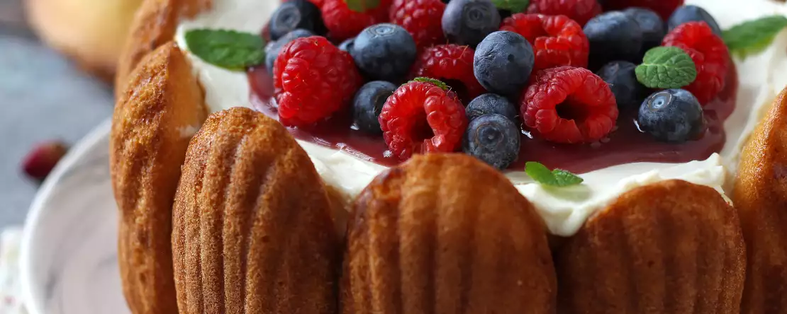 Madlen ile kırmızı meyveli charlotte