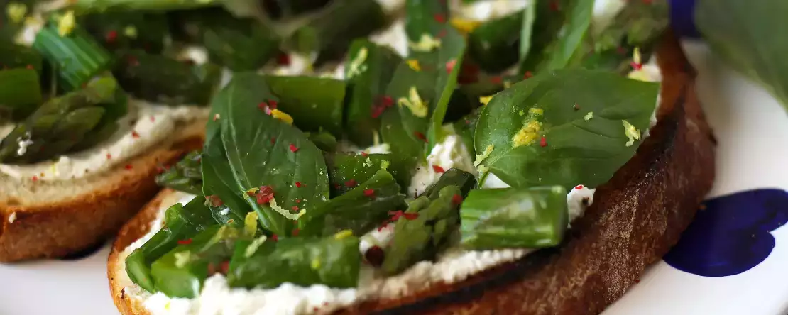 Kuşkonmaz, limon ve fesleğenli ricotta tartine