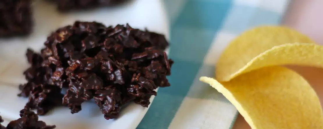 Kum gülleri i̇çinde çikolatalı pringles