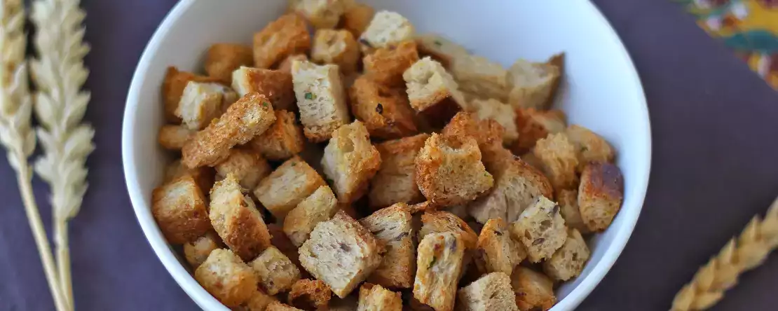Air fryer'da çıtır çıtır otlu krutonlar (hızlı ve kolay)
