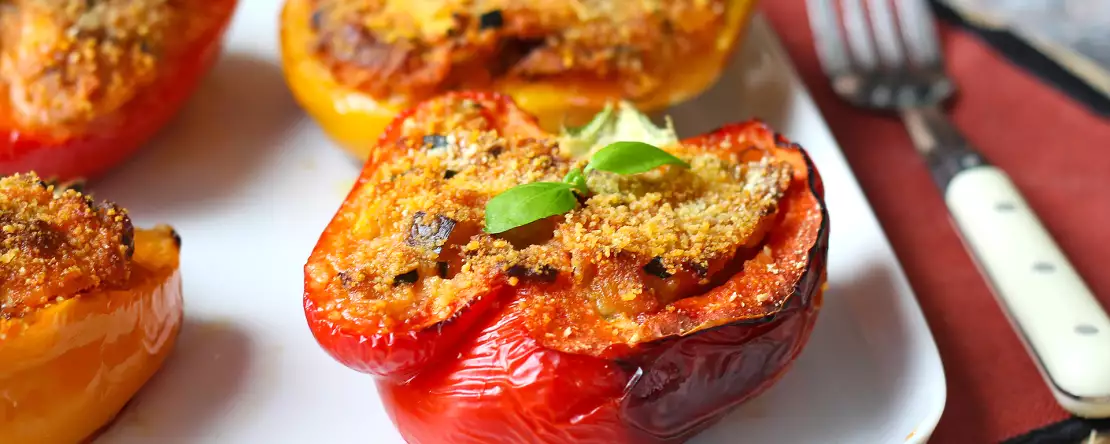 Fırında vejetaryen biber dolması: sebzeli ve mozzarella peynirli kolay ve lezzetli tarif