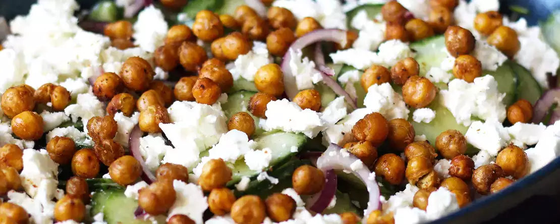 Salatalık, kavrulmuş nohut, avokado ve beyaz peynir salatası