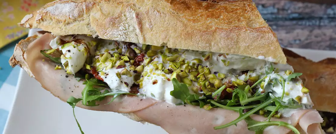 Mortadella ve burrata peynirli gurme i̇talyan sandviçi