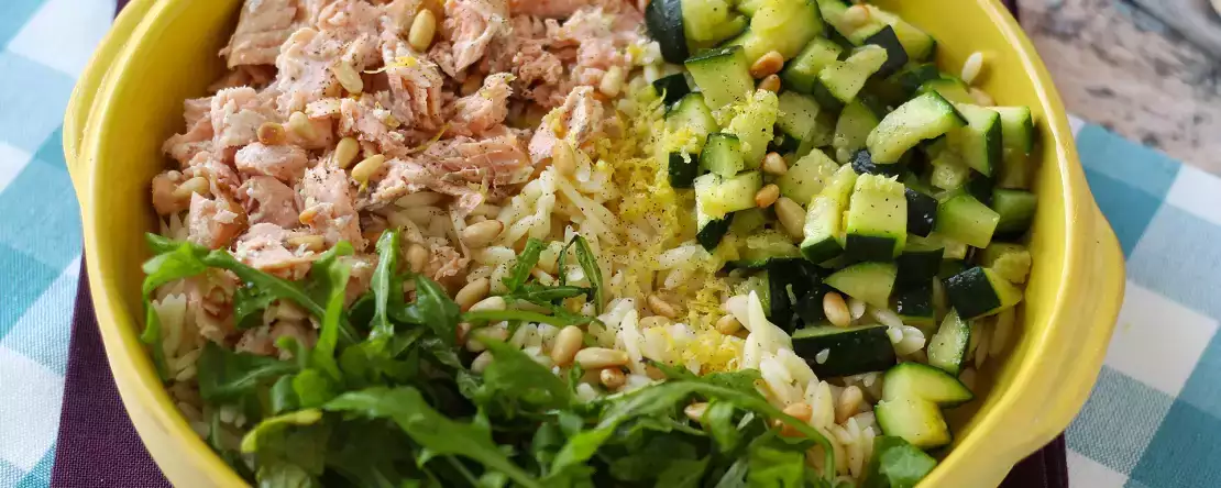 Somon ve kabaklı orzo makarna salatası