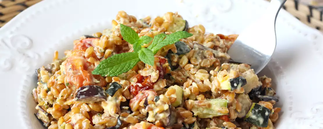 Kabak, patlıcan ve çeri domatesli kremalı kılçıksız buğday salatası