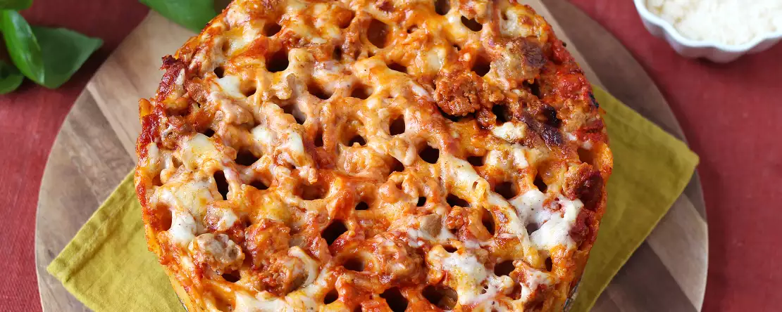 Sosis, beşamel sos ve mozzarella peynirli fırında rigatoni timballo