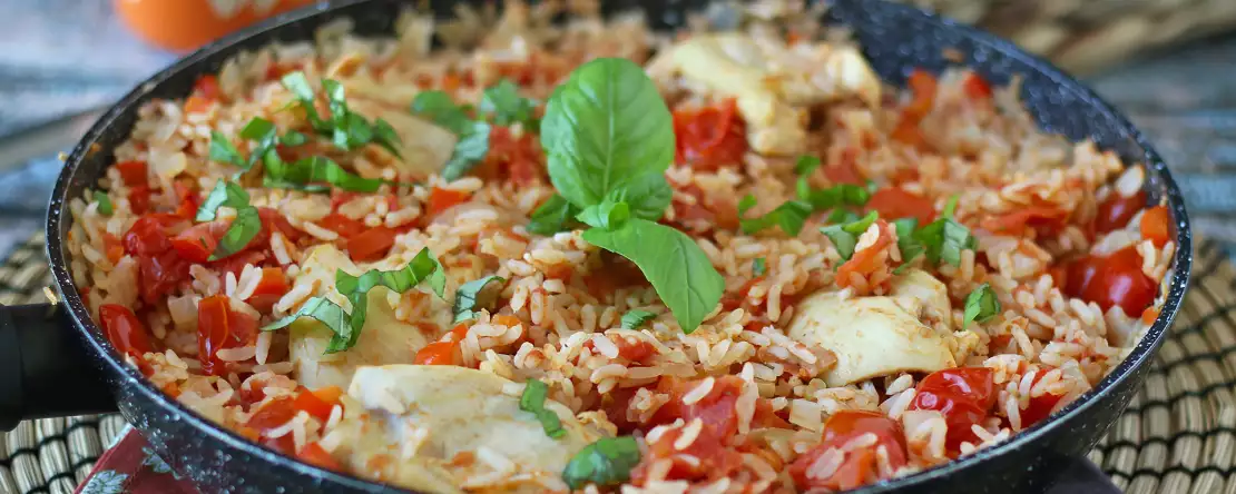 Tavuklu tek tencere yemeği, domatesli ve biberli pilav