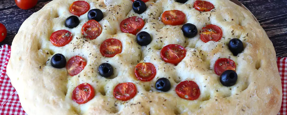 Çeri domates, zeytin ve kekik ile hazırlanan kabarık ve yumuşak focaccia