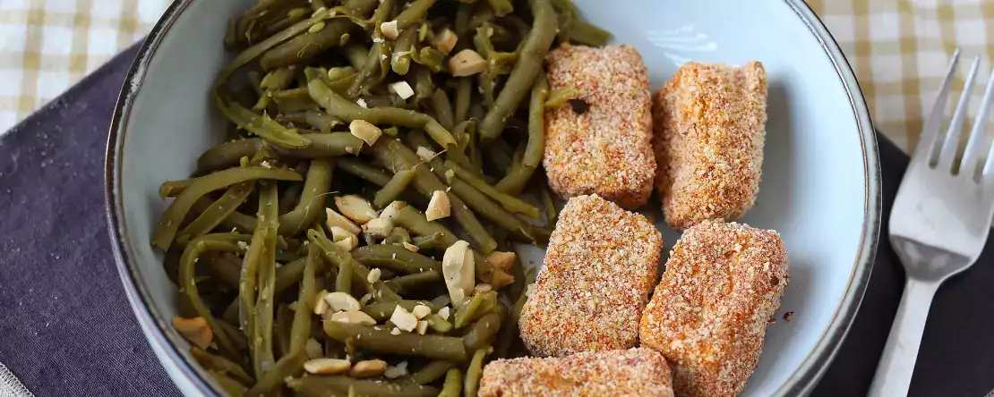 Hava fritözünde pişirilmiş çıtır tofu parçaları ve tay usulü yeşil fasulye