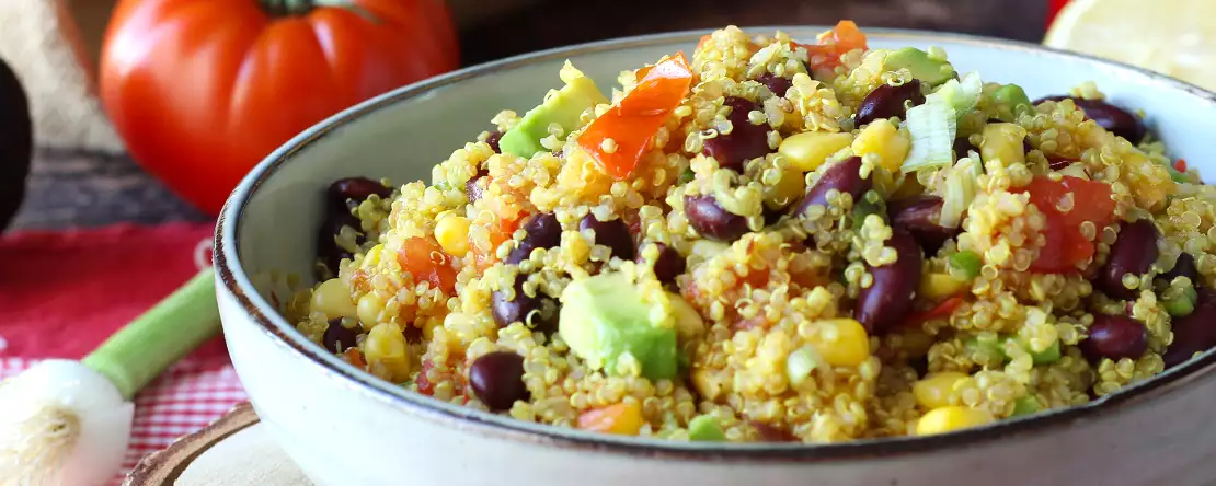 Kinoa, kırmızı fasulye ve mısırlı proteinli salata