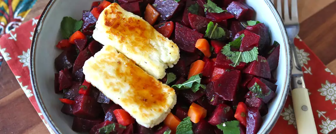 Pancar salatası ve ızgara halloumi
