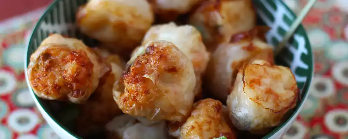 Hava fritözünde hazırlanan nem tarzı karidesli atıştırmalıklar