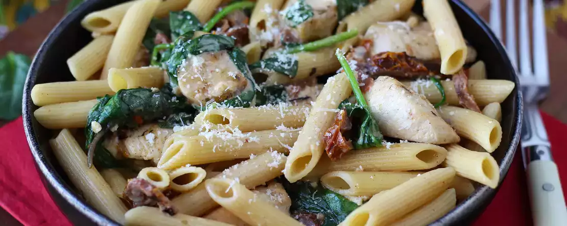 Marry me chicken pasta: tavuk, kurutulmuş domates ve parmesan peynirli kremalı makarna