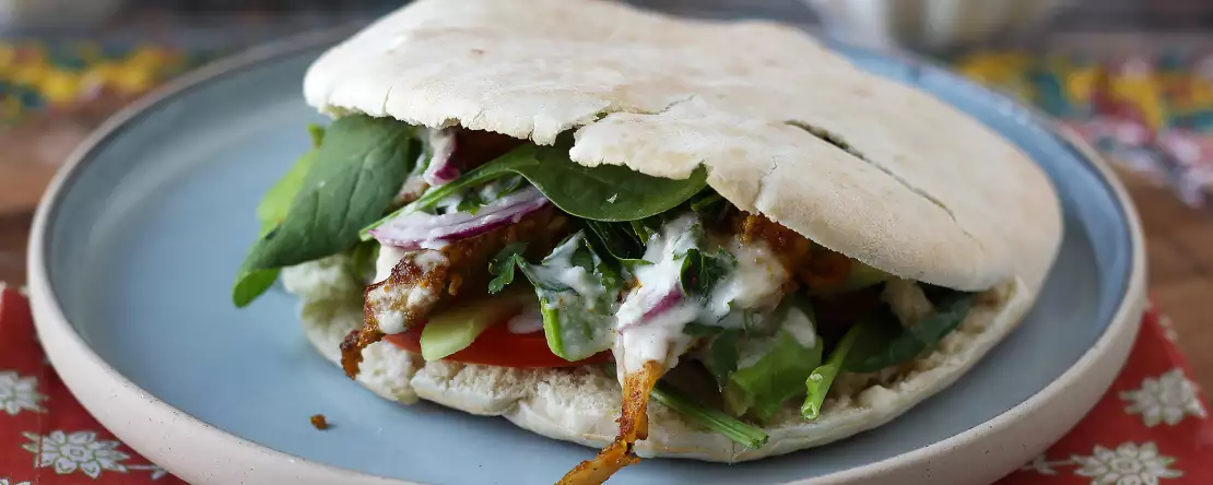 Hava fritözünde pişirilmiş tavuk şavurma, pide ve tahin sosu