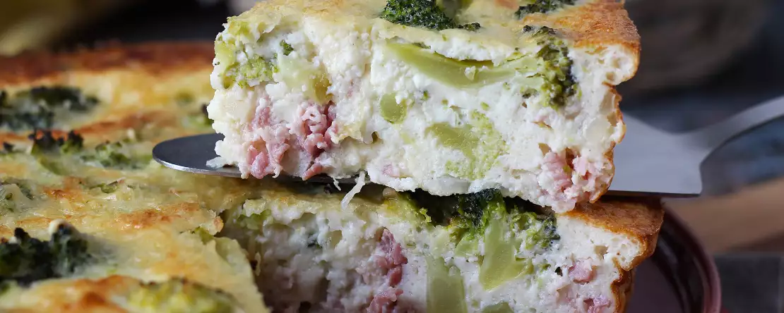 Hamursuz brokoli, pancetta ve süzme peynirli kiş