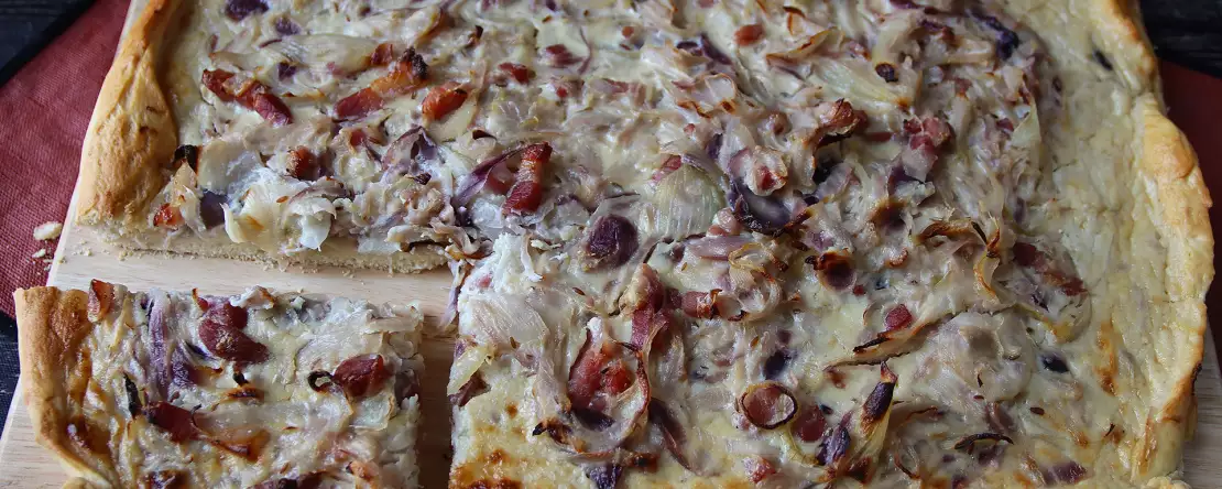 Zwiebelkuchen: yumuşacık soğanlı ve baconlu alman tartı