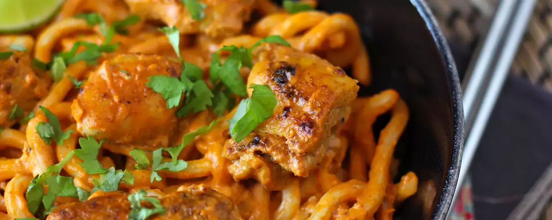 Tayland usulü kremalı köri soslu tavuklu udon
