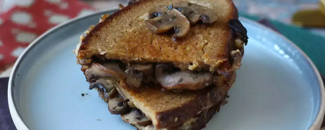 Mantarlı ve rendelenmiş peynirli tost