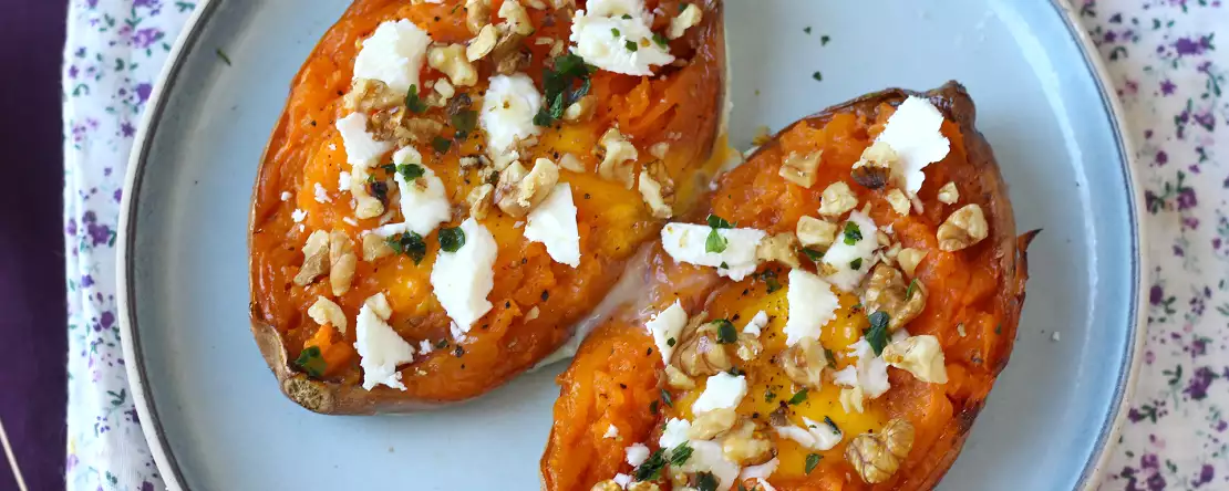 Yumurta, feta peyniri, bal ve cevizli fırında tatlı patates
