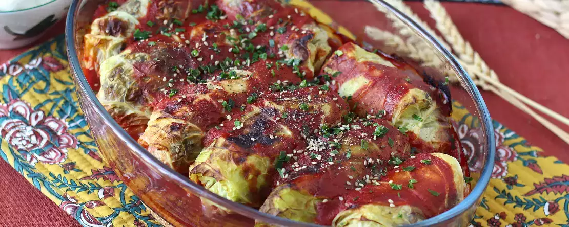 Mantar, pirinç ve miso ile doldurulmuş vejetaryen lahana dolması