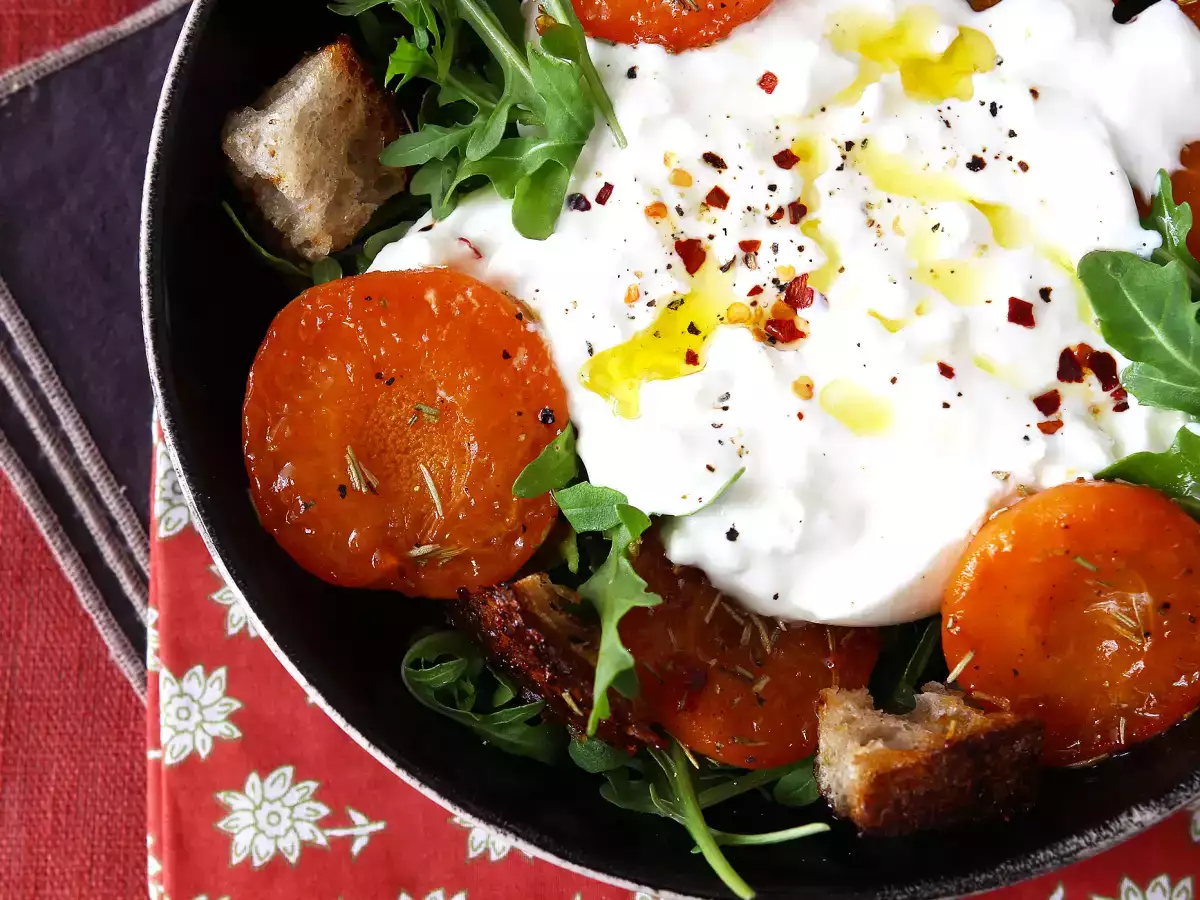 Tarif Kavrulmuş kayısı, roka ve burrata salatası