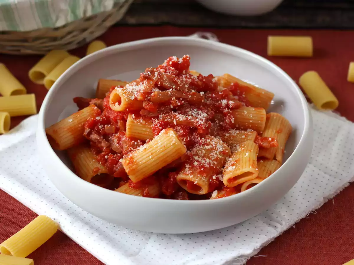 Tarif Pasta all'amatriciana, adım adım açıklanan geleneksel tarif