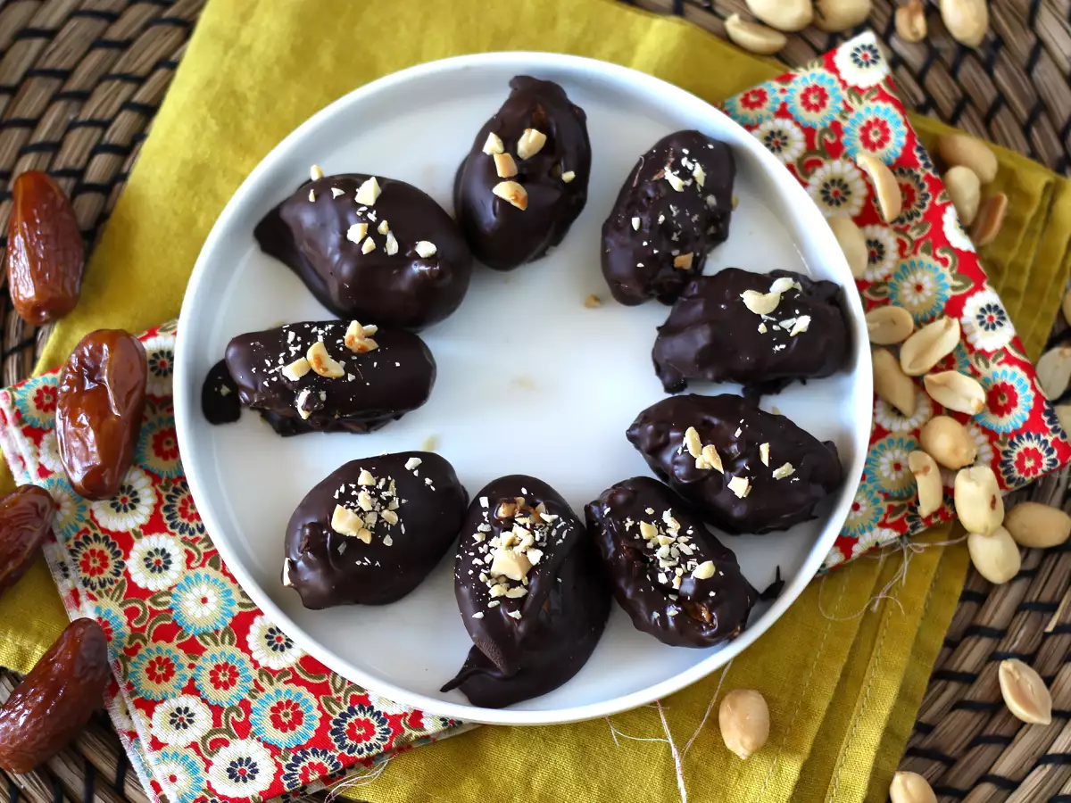 Tarif Ev yapımı snickers: hurma, yer fıstığı ve çikolata - şeker ilavesiz sağlıklı bir atıştırmalık