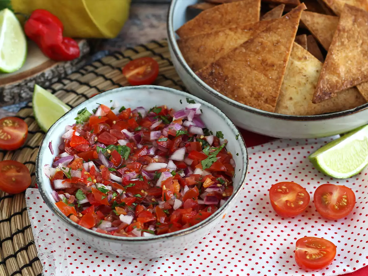 Tarif Pico de gallo ve ev yapımı tortilla cipsi