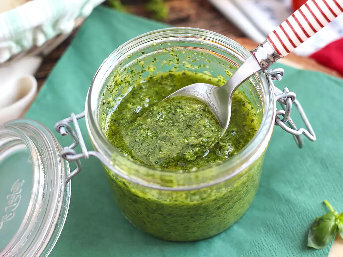 Tarif Ev yapımı yeşil pesto - pesto alla genovese