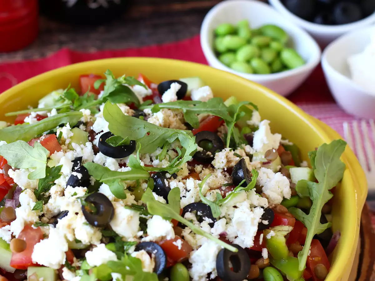 Tarif Çıtır sebzeli mercimek, feta ve edamame salatası