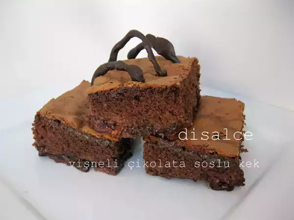 Tarif Çikolata soslu, vişneli kek