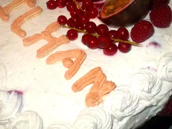 Tarif Tutku meyveli beyaz orman pastasi